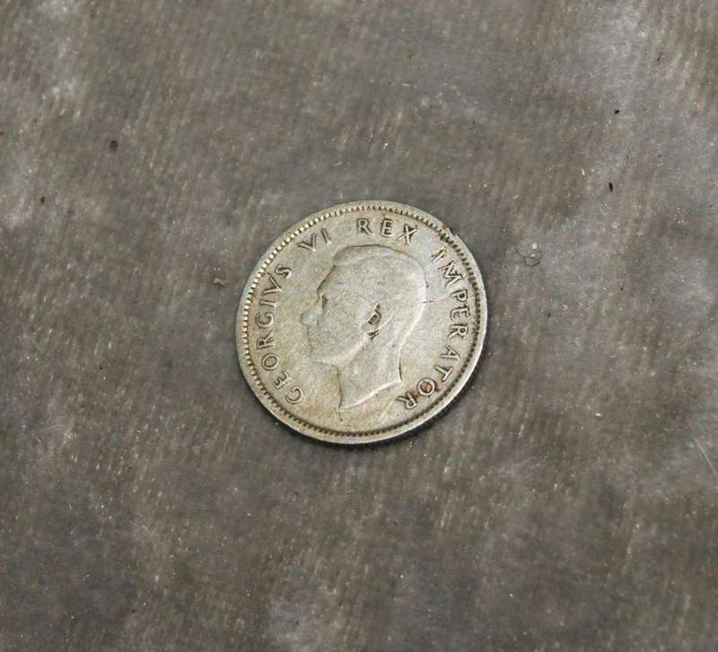 1942 Union of South Africa 6d (six Pence) 80% silver @ crazy R1 start