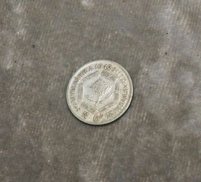 1942 Union of South Africa 6d (six Pence) 80% silver @ crazy R1 start