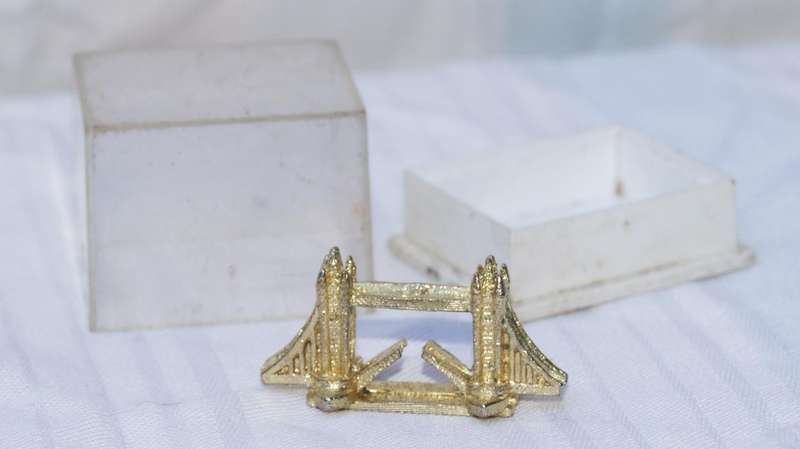 Miniature gold coloured metal Tower Bridge in original acrylic box @ crazy R1 start