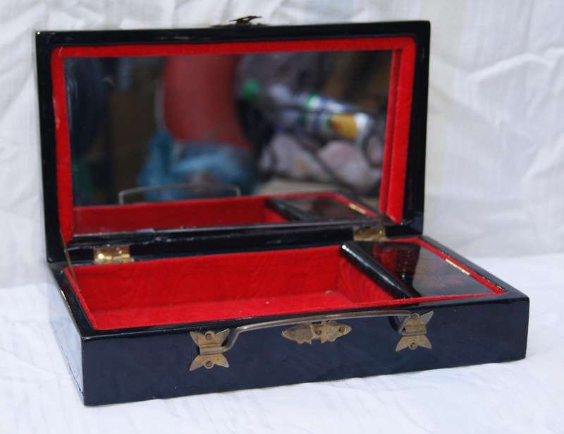 Vintage Chinese lacquer and mother of pearl jewellery box @ crazy R1 start