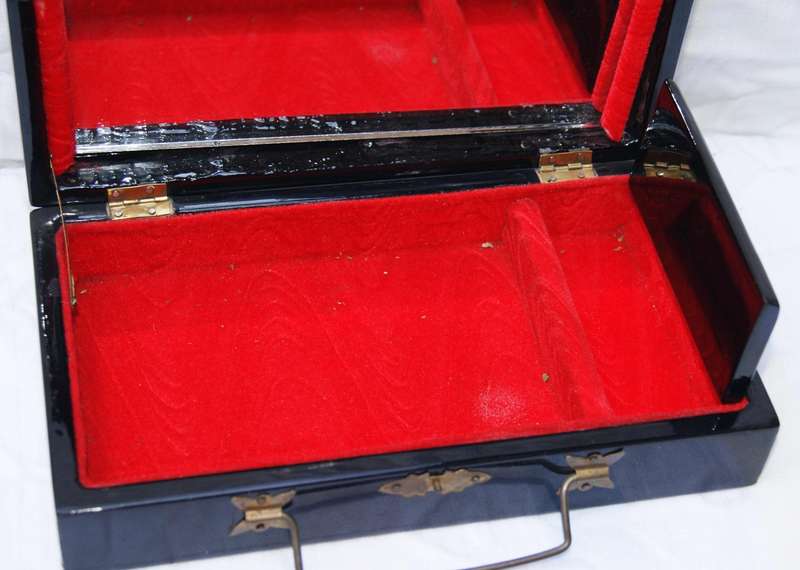 Vintage Chinese lacquer and mother of pearl jewellery box @ crazy R1 start