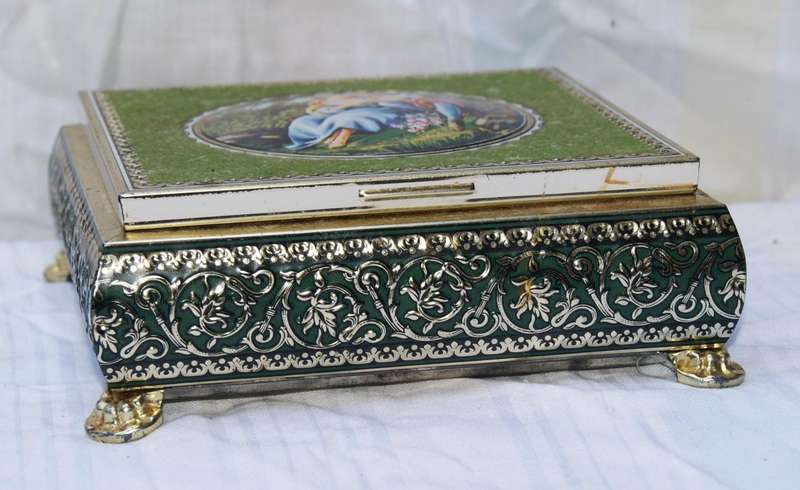 Vintage footed veld topped tin @ crazy R1 start