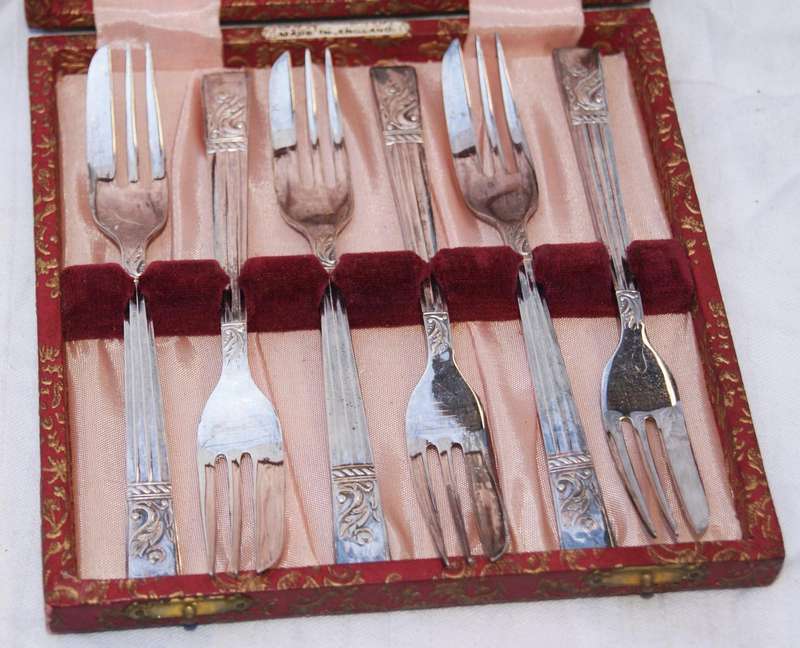 Vintage EPNS Angora cake fork set in original box