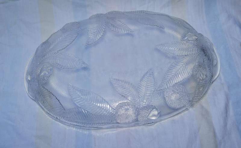 Vintage moulded glass fruit bowl/ tray