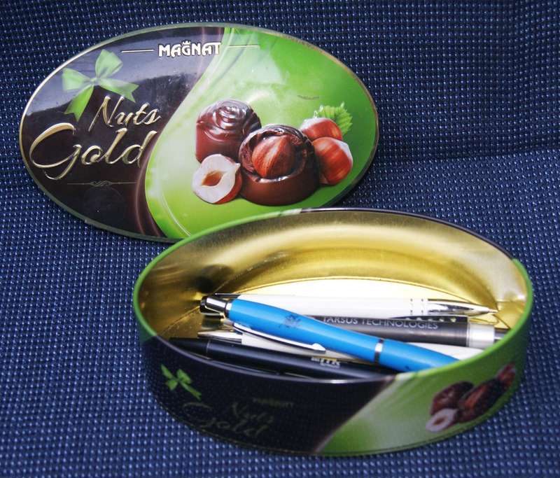 Magnat Nuts Gold Tin with 6 Pens  Handy Storage or Gift Set