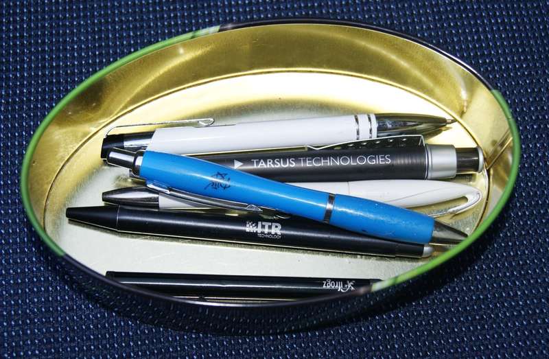 Magnat Nuts Gold Tin with 6 Pens  Handy Storage or Gift Set