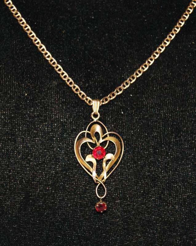 9ct Gold Necklace with Art Nouveau 9ct Gold Pendant with Red Stones (10.4g) @@ CCRRAAZZYY R1 START
