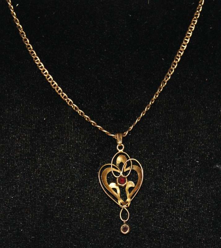 9ct Gold Necklace with Art Nouveau 9ct Gold Pendant with Red Stones (10.4g) @@ CCRRAAZZYY R1 START