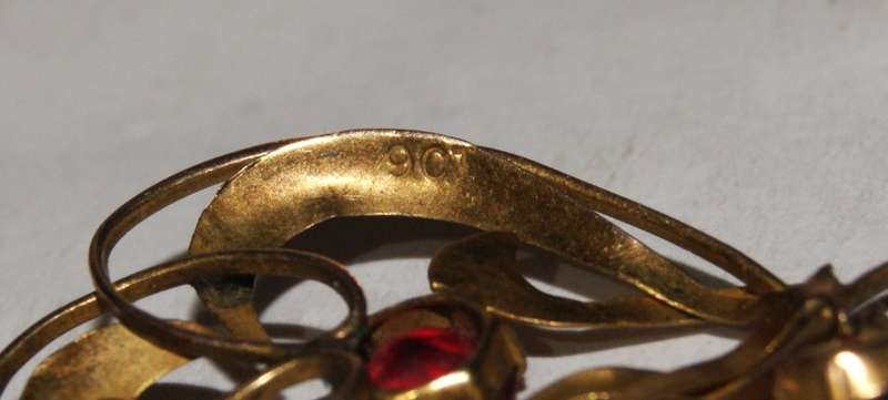 9ct Gold Necklace with Art Nouveau 9ct Gold Pendant with Red Stones (10.4g) @@ CCRRAAZZYY R1 START