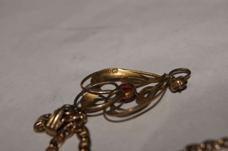 9ct Gold Necklace with Art Nouveau 9ct Gold Pendant with Red Stones (10.4g) @@ CCRRAAZZYY R1 START