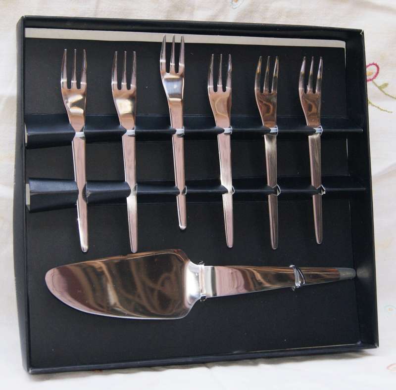 7 Piece Stainless Steel Cake Serving Set in Original Box (unused)