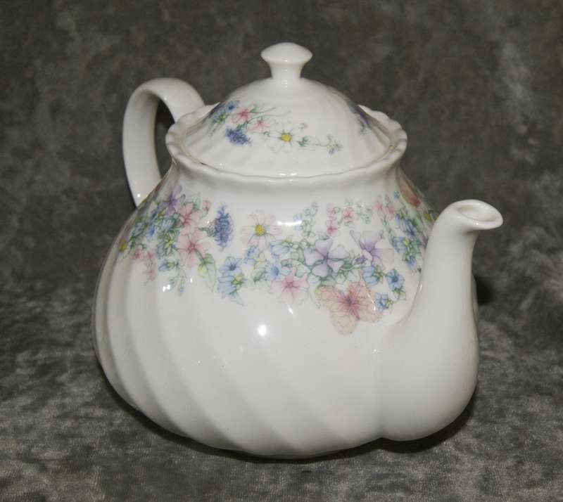 Stunning Wedgwood "Angela" Tea Set