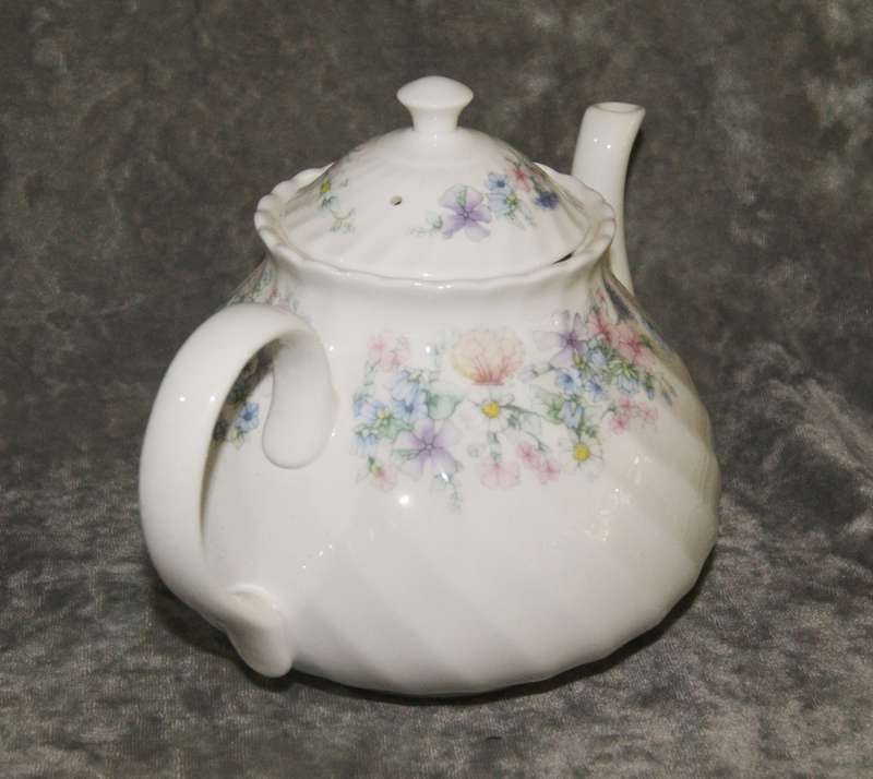 Stunning Wedgwood "Angela" Tea Set