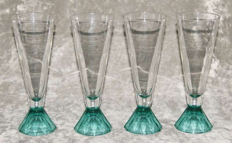 Set of 4 french long pyramid based champagne flutes