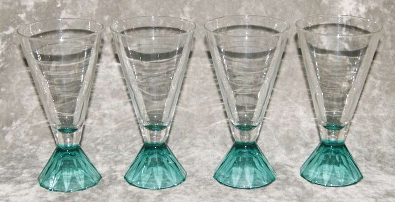 Set of 4 french long pyramid based white wine glasses