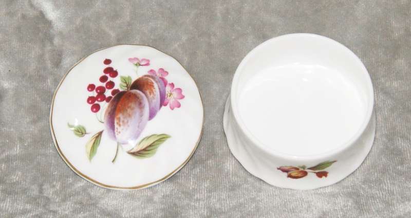 Hammersley porcelain berry pattern trinket box