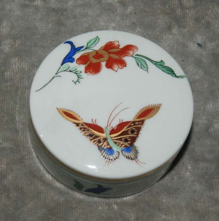 Vintage Vista Alegre porcelain trinket box
