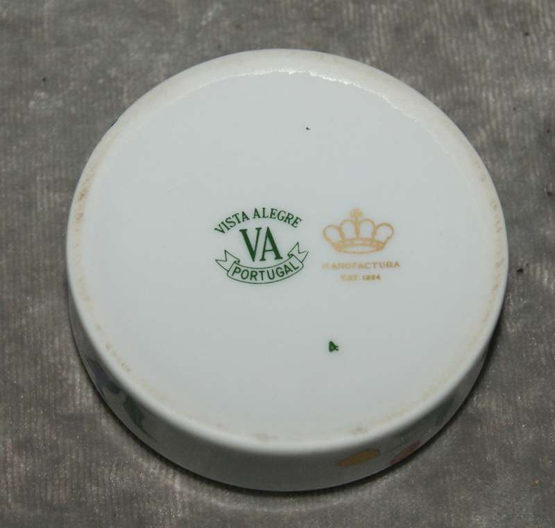 Vintage Vista Alegre porcelain trinket box
