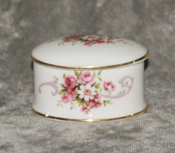 Vintage Paragon "Rose Bouquet" porcelain trinket box