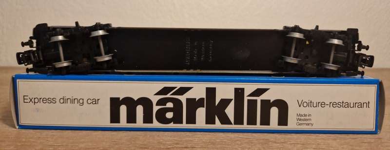 H0 gge 1/87 245mm  DB D-Zug/Express DiningCar w interior, cream+red, mint in orig.box Maerklin 4054