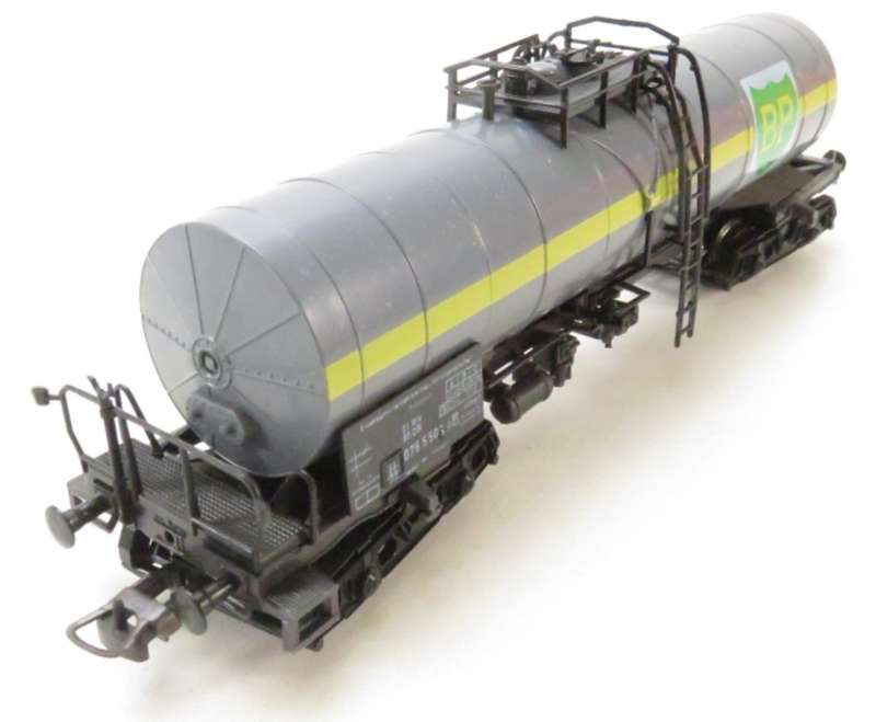 H0 gge 1/87  155 mm EU Tank Car (BP) dble. bogie, mint in orig.box Roco 4356B
