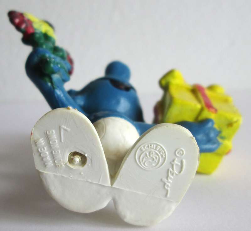 Present Smurf made in Hong Kong Peyo