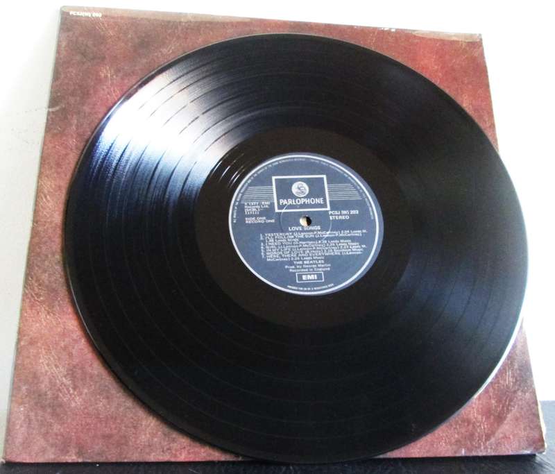 1977 The Beatles Love Songs PCSJ (W) 203