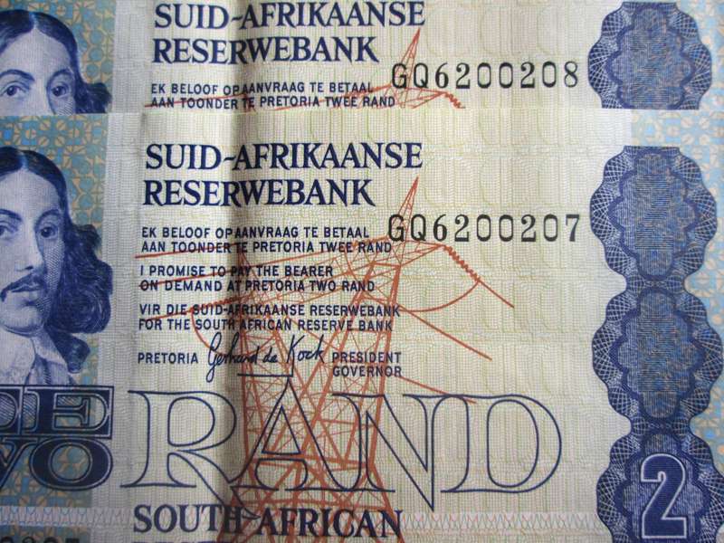 Two Rand Republic of South Africa Serial Nr GQ6200207 - GQ6200208
