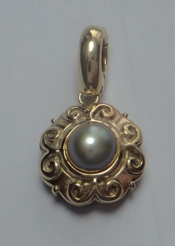 Vintage Yellow 9ct GOLD Pearl Pendant valued at R14000