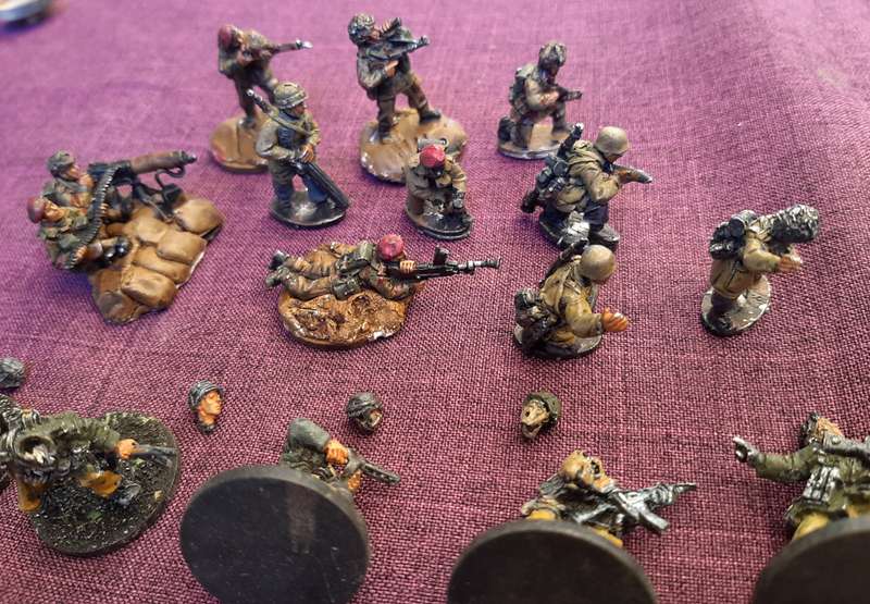 Warlord game 52 figurines, metall, 28-32mm plus leaf cutter for model making of realistic trees.