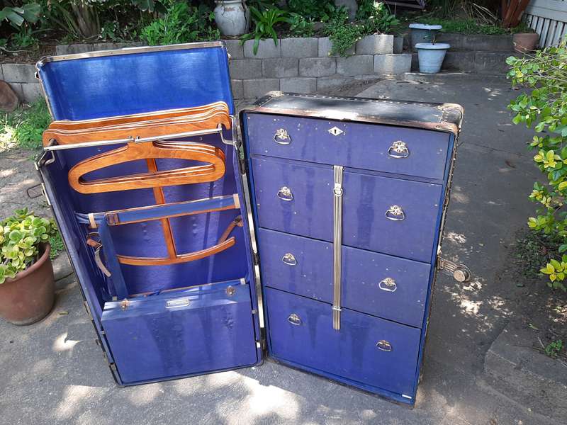 Steamer vintage trunk from 1910, everything original