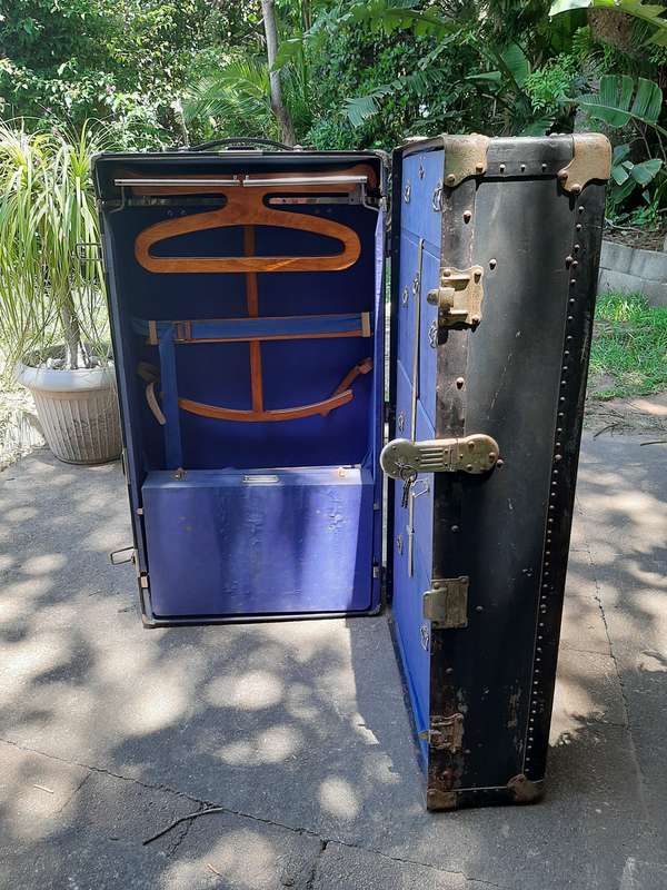 Steamer vintage trunk from 1910, everything original