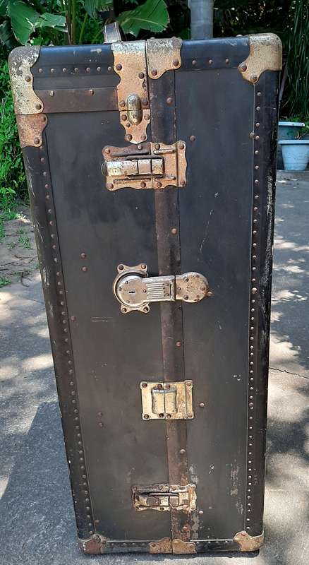 Steamer vintage trunk from 1910, everything original