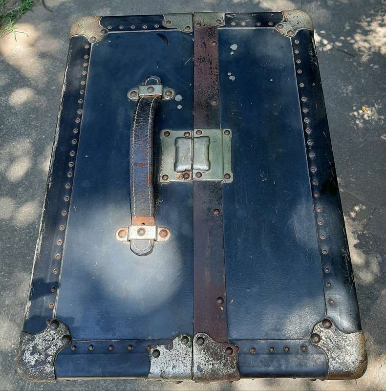 Steamer vintage trunk from 1910, everything original