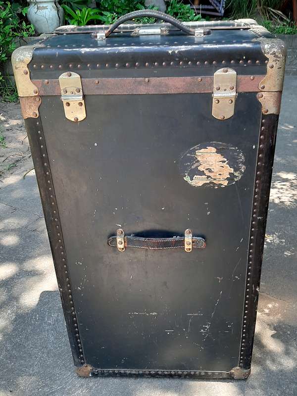 Steamer vintage trunk from 1910, everything original