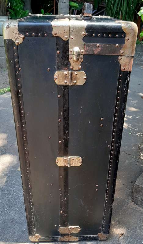 Steamer vintage trunk from 1910, everything original