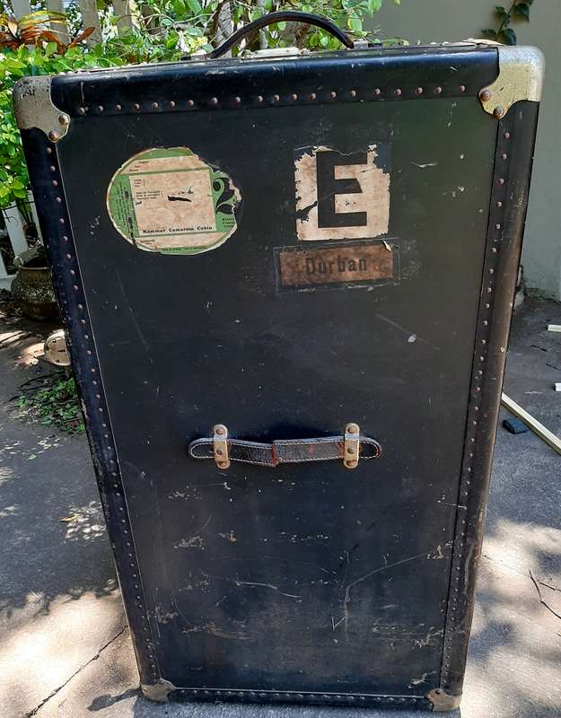 Steamer vintage trunk from 1910, everything original