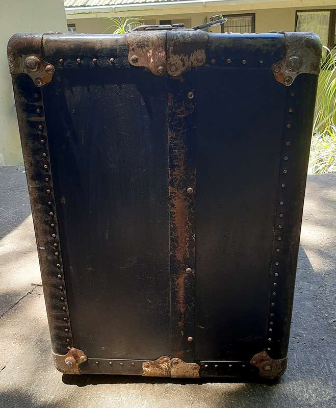 Steamer vintage trunk from 1910, everything original