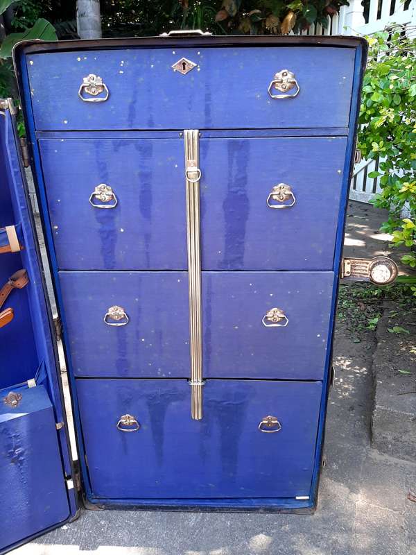 Steamer vintage trunk from 1910, everything original