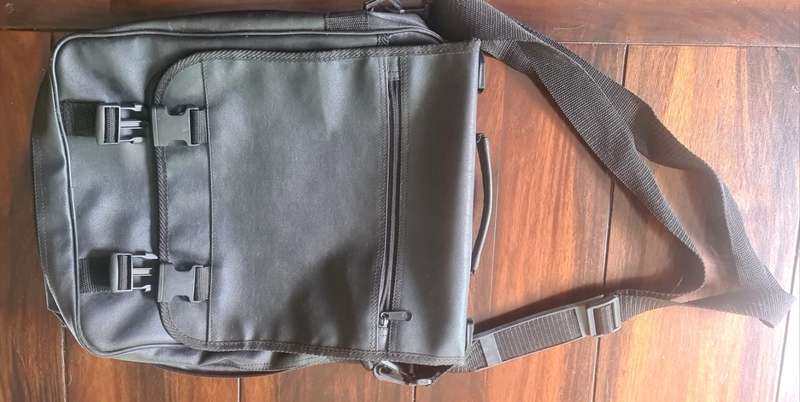Lap top bag with shoulder strap, like new