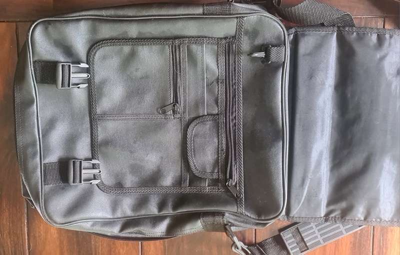 Lap top bag with shoulder strap, like new