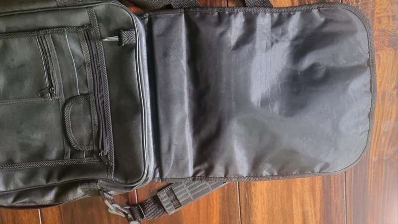 Lap top bag with shoulder strap, like new