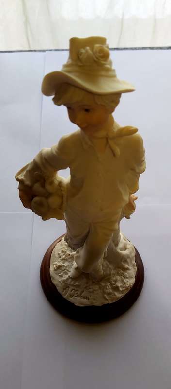 CAPODIMONTE FIGURINES - Set of 2 Beautiful "BOY & GIRL" 1985 signed AURO BELCARI Polystone Fgures