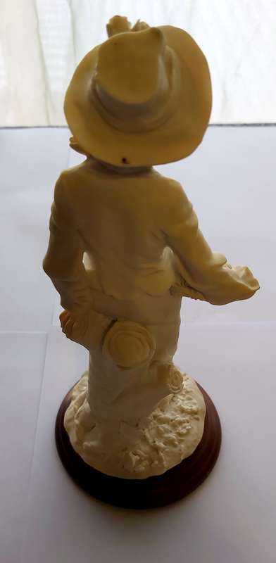 CAPODIMONTE FIGURINES - Set of 2 Beautiful "BOY & GIRL" 1985 signed AURO BELCARI Polystone Fgures