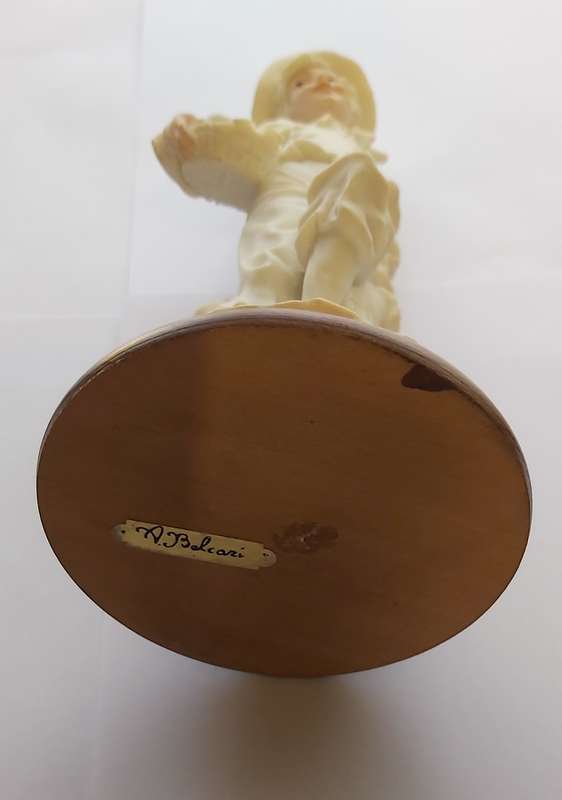 CAPODIMONTE FIGURINES - Set of 2 Beautiful "BOY & GIRL" 1985 signed AURO BELCARI Polystone Fgures