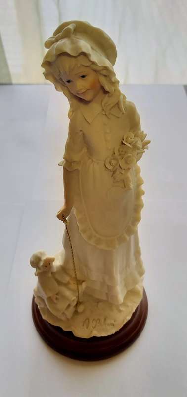 CAPODIMONTE FIGURINES - Set of 2 Beautiful "BOY & GIRL" 1985 signed AURO BELCARI Polystone Fgures
