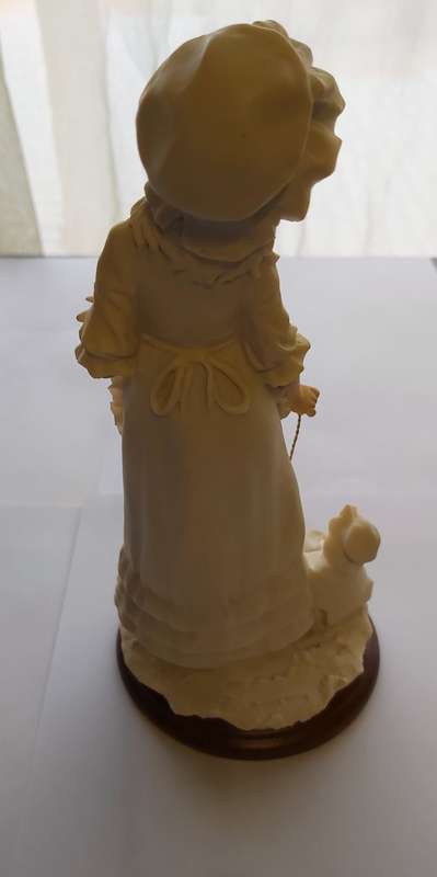 CAPODIMONTE FIGURINES - Set of 2 Beautiful "BOY & GIRL" 1985 signed AURO BELCARI Polystone Fgures