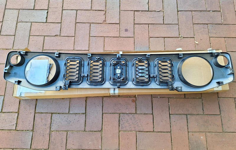 Suzuki Jimny Gen4 GLX front grille