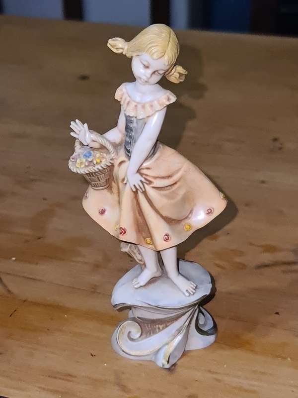 Depose Italy Figurine
