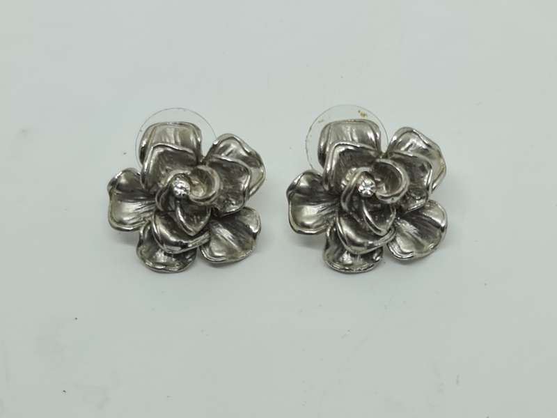 Pierced flower earrings